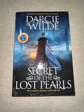 3/$10 Darcie Wilde - The Secret of the Lost Pearls (Blue/Black/Cream Cover)